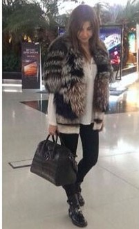  نانسي عجرم في باريس ومعطفها يخطف الأنظار